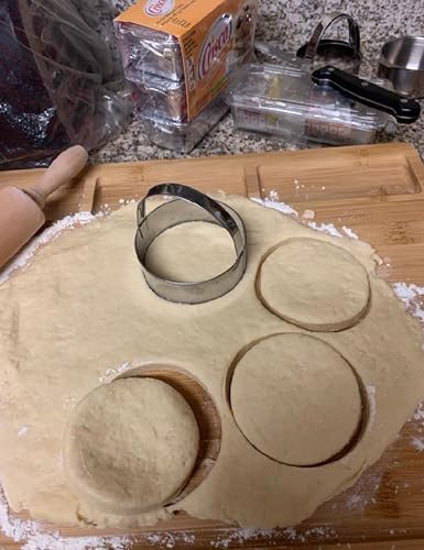 Sturdy stainless steel circle biscuit cutter set with handles